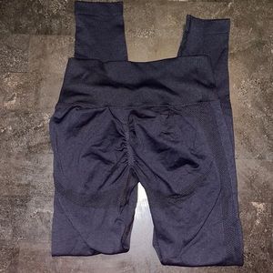 Women’s scrunch butt leggings